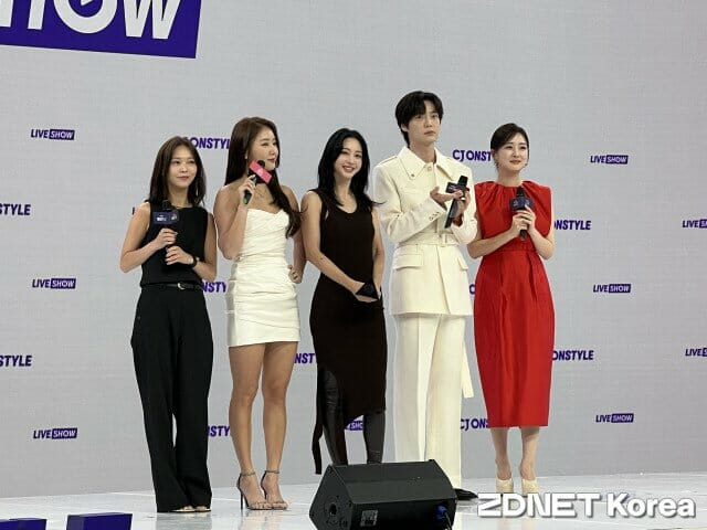 CJ온스타일 모바일 라이브쇼를 진행하는 (왼쪽부터) 선예, 소유, 한예슬, 안재현, 김소영