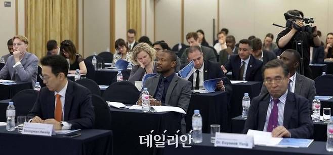 지난 6월 12일 서울 중구 프레스센터에서 열린 2024 기후산업국제박람회 주한 외국 대사관 설명회에서 각 국가 대사관 관계자들이 설명을 경청하고 있다.ⓒ뉴시스