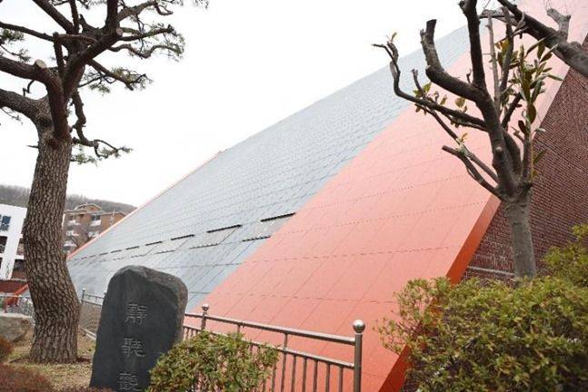 45도로 기울어진 성전 지붕 ⓒ