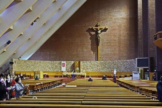 저 멀리 제대의 예수님과 45도로 기울어진 내부 좌측의 천정 ⓒ