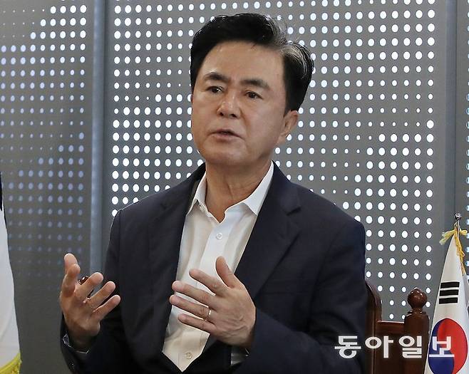 김태흠 충남도지사는 3일 도청에서 진행된 동아일보와의 인터뷰에서 충남 지역을 첨단, 행정, 관광, 국방, 문화 등 5개 권역으로 나눠 특색과 장점을 살려 지방시대를 완성하겠다고 밝혔다.  
홍성=김태영 기자 
live@donga.com