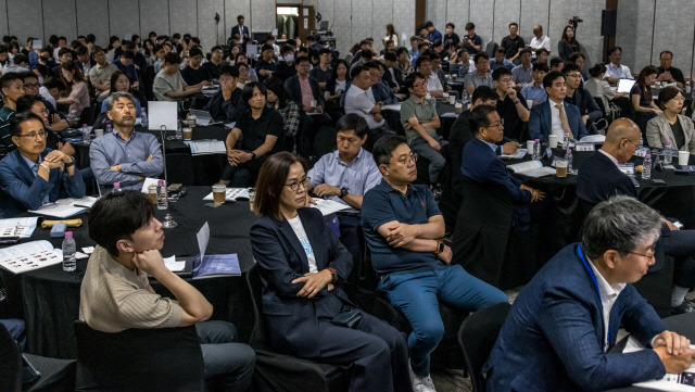 디지털타임스 AI포럼 참석자들이 4일 기조발표를 경청하고 있다. 이날 포럼에는 특히 젊은층들이 많이 참석해 눈길을 끌었다. 박동욱기자 fufus@