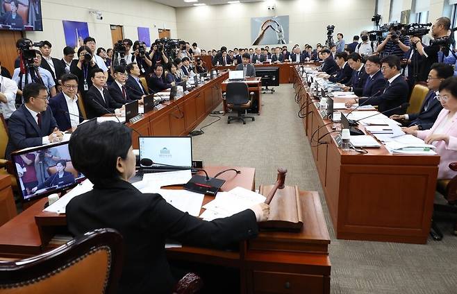 최민희 국회 과학기술정보방송통신위원회 위원장이 지난 6월25일 전체회의를 주재하고 있다. 강창광 선임기자 chang@hani.co.kr