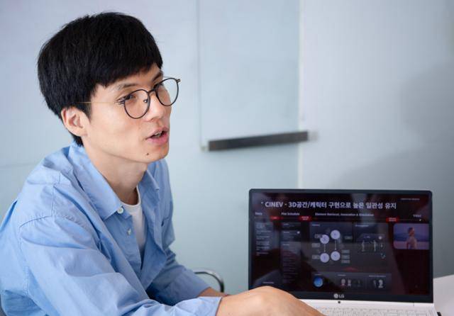홍두선 시나몬 대표가 노트북을 이용해 시네브이 AI로 영상을 만드는 과정을 설명하고 있다. 시네브이는 이용자가 대본을 입력하면 여기 맞춰 배경, 가상 배우와 동작, 촬영, 조명까지 모든 것을 AI가 만들어 준다. 임은재 인턴기자