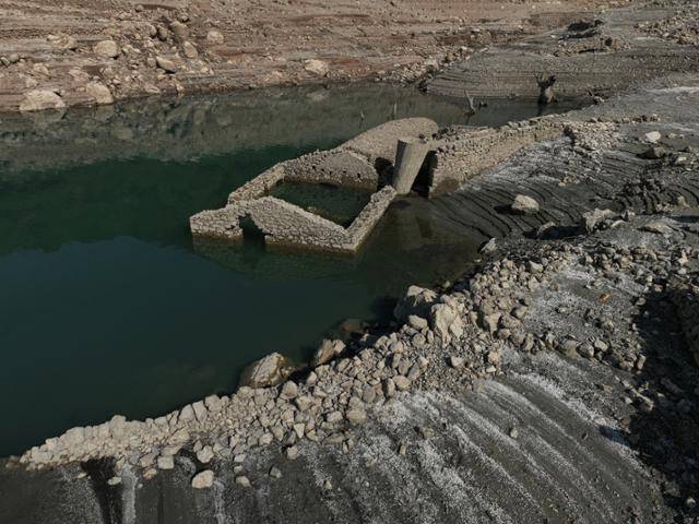 그리스에서 기록적인 폭염과 극심한 가뭄이 계속되고 있는 가운데 3일 수위가 낮아진 모르노스 저수지에 수몰됐던 칼리오 마을 건물들이 모습을 드러내고 있다. 1970년대 후반 댐이 건설되면서 수몰됐던 칼리오 마을은 저수지 수위가 30% 이상 낮아지자 40년 넘게 물속에 있던 마을들이 모습을 드러냈다. 모르노스=로이터 연합뉴스