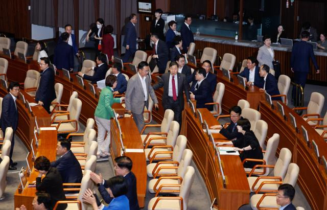 박찬대 더불어민주당 원내대표가 4일 여의도 국회 본회의장에서 교섭단체 대표연설을 마치자 민주당 의원들이 박수로 격려를 보내고 있는 반면, 국민의힘 의원들은 빠르게 퇴장하고 있다. 뉴스1