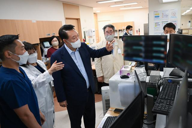 윤석열 대통령이 4일 경기 가톨릭대학교 의정부성모병원 권역응급의료센터를 찾아 응급실 현장을 살펴보고 있다. 대통령실 제공