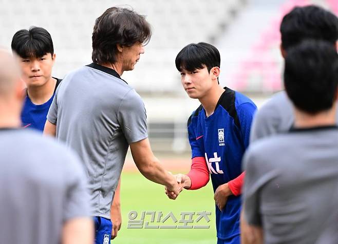 홍명보 감독이 2일 오후 경기 고양시 고양종합운동장에서 진행된 축구국가대표 첫 소집훈련에서 훈련 전 양민혁 등 선수단과 악수를 하고 있다. 신임 홍명보 감독이 이끄는 대한민국 축구대표팀은 이날 첫 훈련에서 양민혁을 비롯한 K리거 12명과 유럽파 이재성, 엄지성 등 19명이 호흡을 맞춘다. 주장 손흥민과 김민재, 이강인 등 나머지 선수들은 3일까지 순차적으로 합류할 예정이다. 한편, 대표팀은 5일 서울월드컵경기장에서 '2026 국제축구연맹(FIFA) 북중미 월드컵' 3차 예선 팔레스타인과의 1차전을, 10일 오만과의 2차전을 원정경기로 치른다. 고양=김민규 기자 mgkim1@edaily.co.kr /2024.09.02/