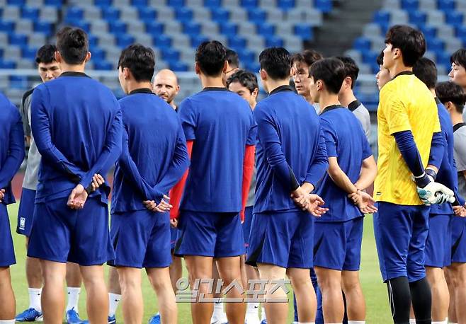 홍명보 감독이 3일 오후 경기 고양시 고양종합운동장에서 진행된 축구국가대표 훈련에서 선수단과 미팅을 하고 있다. 주장 손흥민 등 해외파까지 모두 합류해 완전체로 훈련을 시작한 대한민국 축구대표팀은 5일 서울월드컵경기장에서 '2026 국제축구연맹(FIFA) 북중미 월드컵' 3차 예선 팔레스타인전을 치르고 10일에는 오만과의 원정경기를 갖는다. 고양=김민규 기자 mgkim1@edaily.co.kr /2024.09.03/