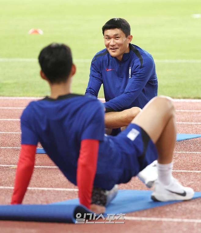 김민재가 3일 오후 경기 고양시 고양종합운동장에서 진행된 축구국가대표 훈련에서 회복훈련을 하며 손흥민과 얘기를 나누고 있다. 주장 손흥민 등 해외파까지 모두 합륳해 완전체로 훈련을 시작한 대한민국 축구대표팀은 5일 서울월드컵경기장에서 '2026 국제축구연맹(FIFA) 북중미 월드컵' 3차 예선 팔레스타인전을 치르고 10일에는 오만과의 원정경기를 갖는다. 고양=김민규 기자 mgkim1@edaily.co.kr /2024.09.03/