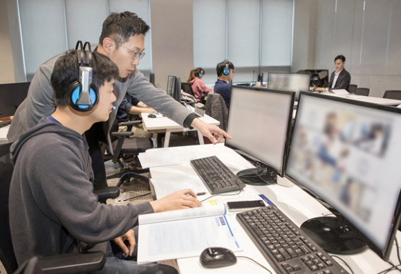 지난 4월 20일 경기도 용인에 위치한 삼성전자 인재개발원에서 삼성전자 감독관들이 GSAT 응시자들을 대상으로 예비 소집을 진행하고 있는 모습. [사진=삼성전자]