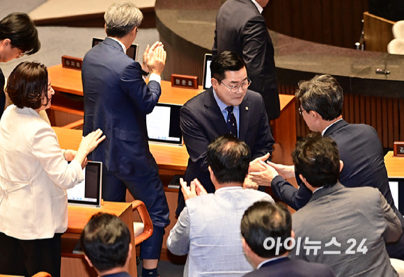 박찬대 더불어민주당 원내대표가 4일 오전 서울 여의도 국회에서 열린 본회의에서 교섭단체 대표연설을 마친 뒤 동료의원들과 인사를 하고 있다. [사진=곽영래 기자]