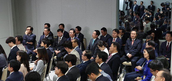 윤석열 대통령이 29일 서울 용산 대통령실 청사 브리핑룸에서 열린 국정브리핑 및 기자회견을 하는 가운데 수석들이 자리해 있다. 앞줄 왼쪽부터 정진석 비서실장, 신원식 국가안보실장, 성태윤 정책실장, 홍철호 정무수석, 이도운 홍보수석, 김주현 민정수석, 전광삼 시민사회수석, 박춘섭 경제수석, 장상윤 사회수석. 뒷줄 왼쪽부터 김성훈 대통령경호처 차장, 이기정 의전비서관, 김정환 수행실장, 강의구 부속실장, 김태효 국가안보실 1차장, 인성환 국가안보실 2차장, 왕윤종 국가안보실 3차장, 유혜미 저출생대응수석, 박상욱 과학기술수석. 2024.08.29. [사진=뉴시스]