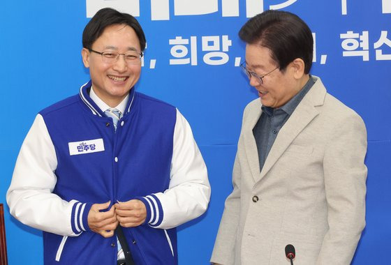 더불어민주당 이재명 대표가 지난 2월16일 국회에서 열린 당 인재 환영식에서 임광현 전 국세청 차장과 기념촬영하고 있다. 연합뉴스