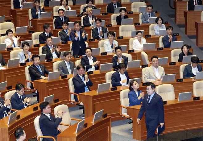 박찬대 더불어민주당 원내대표가 4일 국회 본회의장에서 교섭단체 대표연설을 마친 뒤 이동하하고 있다. 김성룡 기자