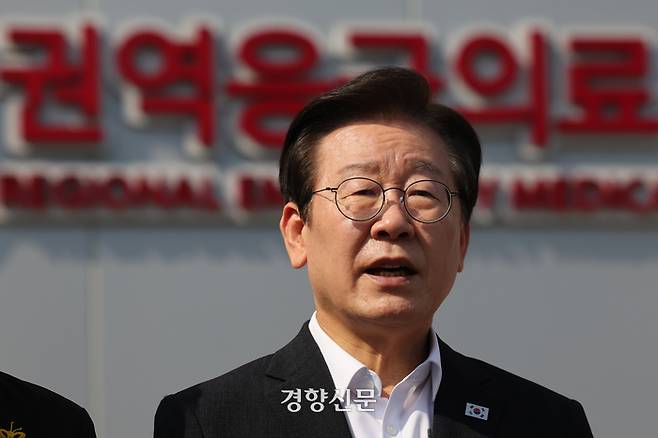 이재명 더불어민주당 대표와 의료대란대책특위 소속 의원들이 4일 서울 성북구 고려대학교 안암병원을 방문, 추석명절 의료 대응 여력 등을 살핀 뒤 입장발표를 하고 있다. 성동훈 기자