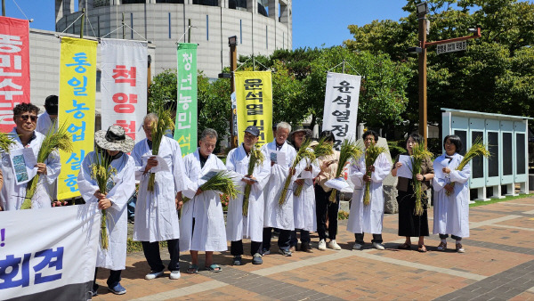 진주시농민회는 4일 진주시청 앞에서 기자회견을 열고 수입쌀 공급과잉으로 쌀값이 폭락했다며 정부에 대책 마련을 촉구했다.