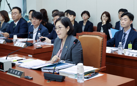 Vice Gender Minister Shin Young-sook answers questions at a meeting held by the Gender Equality and Family Committee at the National Assembly in western Seoul Wednesday. [KIM SEONG-RYONG]