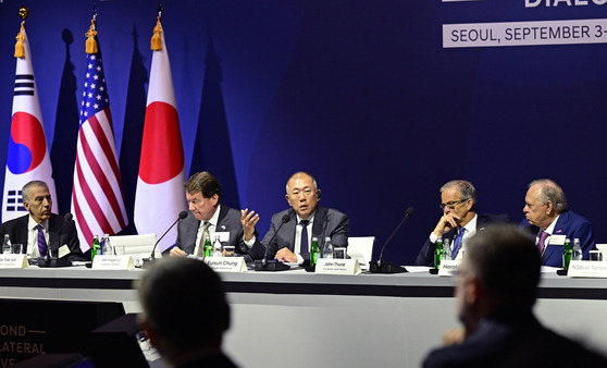 Hyundai Motor Group Executive Chair Euisun Chung speaks at the Trilateral Executive Dialogue held at the Grand Hyatt Seoul on Wednesday. [HYUNDAI MOTOR]