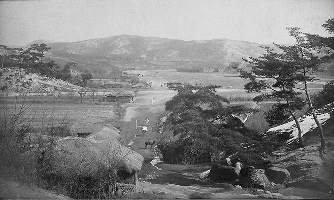 조선말 혜화문 밖 모습(1884년). 오늘날 주택이 밀집한 동소문(혜화문) 밖은 농촌의 한가로운 풍경을 연상하게 한다. 조선시대 한성부 외곽에서는 서울 사람들에게 공급할 채소와 과일이 집중적으로 재배됐다. [미국 보스턴미술관(퍼시벌 로웰 촬영)]