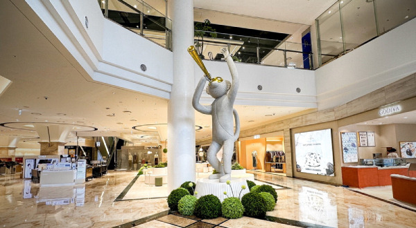 Interior of ‘Connect Hyundai,’ opening on the 6th in Dong-gu, Busan, featuring the 5-meter-tall artwork ‘The Visionary’ on the first floor. [Courtesy of Hyundai Department Store]