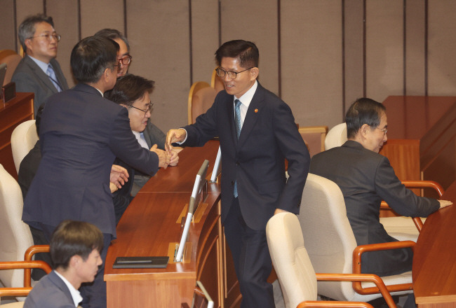 국회 찾은 김문수 김문수(오른쪽 두 번째) 고용노동부 장관이 4일 오전 박찬대 더불어민주당 원내대표의 교섭단체연설이 진행된 국회 본회의장에서 국무위원들과 악수를 하고 있다. 연합뉴스