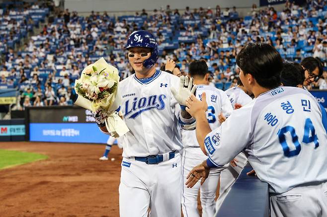 [서울=뉴시스] 김진아 기자 = 4일 대구 삼성라이온즈파크에서 열린 2024 KBO리그 두산 베어스와 삼성 라이온즈의 경기, 2회말 무사 삼성 박병호가 선제 솔로홈런을 친 뒤 축하를 받고 있다. 이번 홈런으로 박병호는 통산 400호 홈런을 달성했다. (사진=삼성 라이온즈 제공) 2024.09.04. photo@newsis.com  *재판매 및 DB 금지