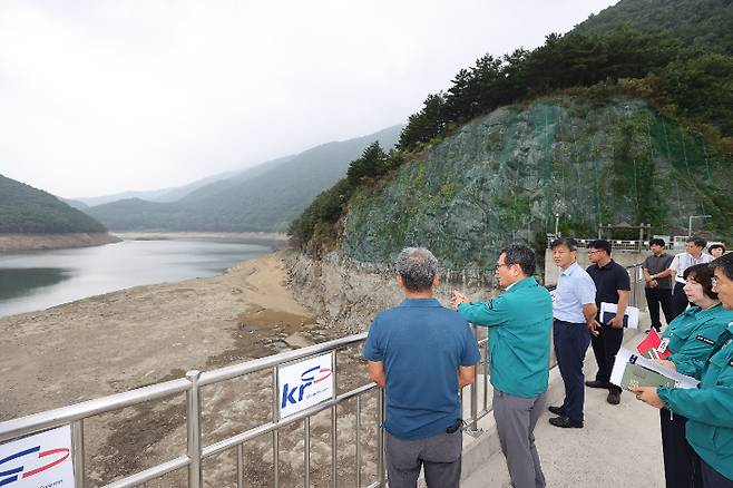 지난 8월 26일 오봉저수지 현장을 점검하고 있는 김홍규 강릉시장. 강릉시 제공