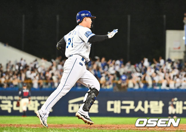 [OSEN=대구, 이석우 기자] 3일 대구삼성라이온즈파크에서 2024 신한 SOL 뱅크 KBO 리그 삼성 라이온즈와 롯데 자이언츠의 경기가 열렸다. 홈팀 삼성은 코너가 방문팀 롯데는 반즈가 선발 출전했다. 삼성 라이온즈 전병우가 4회말 2사 좌월 역전 솔로 홈런을 치고 하이파이브를 하고 있다. 2024.09.03 / foto0307@osen.co.kr