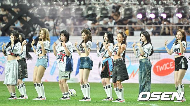 [OSEN=서울월드컵경기장, 박준형 기자] 토트넘 홋스퍼가 팀 K리그를 상대로 4-3 승리를 거뒀다.토트넘 홋스퍼는 31일 오후 8시 서울월드컵경기장에서 팀 K리그를 상대로&nbsp;2024 쿠팡플레이 시리즈 1차전 맞대결을 펼쳐 팽팽한 접전끝에 4-3으로 승리했다. 이로써 토트넘은 지난 27일 일본 도쿄에서 치른 비셀 고베전(3-2 승리)에 이어 이번 경기까지 승리, 프리시즌 연승을 달렸다.하프타임때 그룹 트와이스가 축하공연을 펼치고 있다.  2024.07.31 / soul1014@osen.co.kr