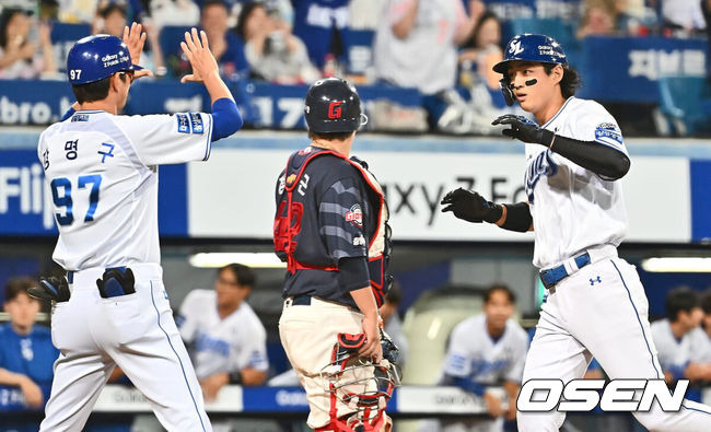 [OSEN=대구, 이석우 기자] 3일 대구삼성라이온즈파크에서 2024 신한 SOL 뱅크 KBO 리그 삼성 라이온즈와 롯데 자이언츠의 경기가 열렸다. 홈팀 삼성은 코너가 방문팀 롯데는 반즈가 선발 출전했다. 삼성 라이온즈 구자욱이 6회말 우중월 솔로 홈런을 치고 하이파이브를 하고 있다. 2024.09.03 / foto0307@osen.co.kr