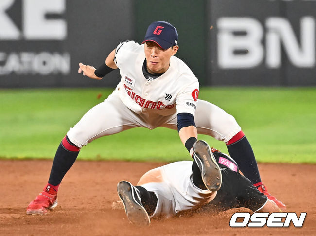 [OSEN=부산, 이석우 기자] 4일 부산 사직야구장에서 2024 신한 SOL 뱅크 KBO 리그 롯데 자이언츠와 KT 위즈의 경기가 열렸다. 홈팀 롯데는 윌커슨이 선발 출전하고 KT는 벤자민이 선발 출전했다.KT 위즈 배정대가 7회초 무사 1루 심우준의 삼진 아웃때 2루 도루를 시도했으나 아웃되고 있다. 2024.09.04 / foto0307@osen.co.kr