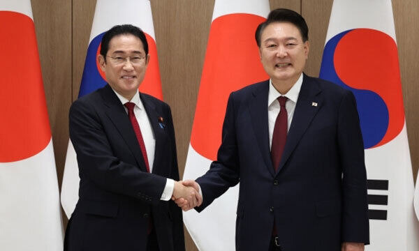 윤석열 대통령(왼쪽)과 기시다 후미오 일본 총리와 악수하고 있다. 연합뉴스