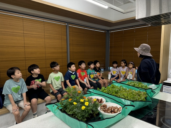 서울 중구교육지원센터에서 지난달 31일 어린이 농부 학교 개교식이 열린 가운데 프로그램에 참여한 어린이들이 텃밭과 식물 가꾸기 등을 배우고 있다. 중구 제공