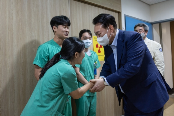 야간근무 의료진과 인사하는 윤석열 대통령 - 윤석열 대통령이 4일 경기도 의정부시 권역응급의료센터인 가톨릭대 의정부성모병원을 찾아 야간근무 의료진과 인사하고 있다.  대통령실 제공