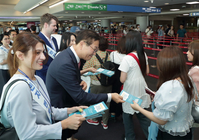 박성재 법무부 장관이 4일 인천국제공항 1터미널 입국장에서 입국하는 외국인들에게 자동출입국 심사 서비스 정책을 홍보하고 있다. 사진=법무부