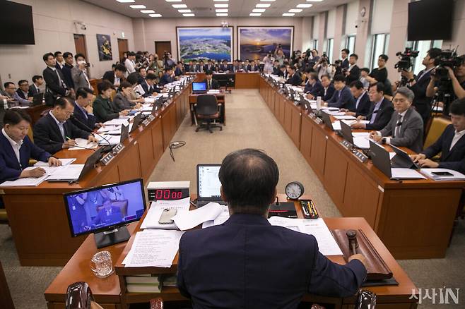 8월21일 국회 국토교통위원회 전체회의에서 맹성규 위원장(가운데)이 ‘전세사기 특별법’ 개정안을 처리하며 의사봉을 두드리고 있다. ⓒ시사IN 신선영