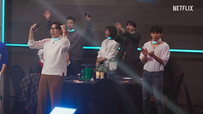 팔로어 수를 기준으로 각 출연자의 몸값이 정해지고 각각은 그 금액이 적힌 전자기기를 목에 두른다. ⓒ넷플릭스 제공