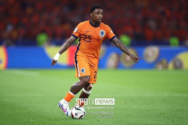 ▲&nbsp;네덜란드 대표팀의 로날트 쿠만 감독은 베르흐바인을 선발하지 않은 이유를 놓고 "26세라면 재정적인 게 아니라 스포츠에 대한 게 가장 큰 야망이 돼야 한다"라고 말문을 열었다.&nbsp;이어 "다행스럽게도 모두가 베르흐바인과 같은 방식으로 생각하지는 않는 것 같다"며 "베르흐바인은 26세다. (사우디아라비아로 간 데에는) 스포츠에 대한 야망이 주된 게 아니었다"라고 덧붙였다. 쿠만 감독은 자신이 지휘하는 국가대표팀에 베르흐바인을 발탁할 가능성이 없다고 이야기했다.&nbsp;