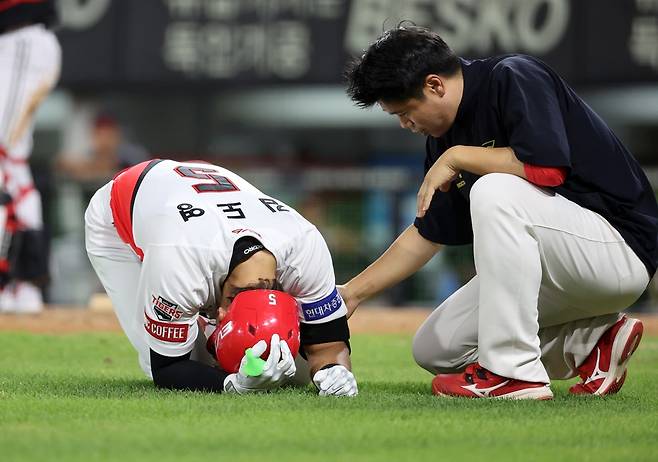 KIA 내야수 김도영이 9월 3일 광주 기아챔피언스필드전에서 열린 '2024 신한 SOL 뱅크 KBO리그'  LG와의 홈 경기에서 5회말 상대 선발 투수 엘리에이저 에르난데스가 던진 공에 왼쪽 팔꿈치 보호대를 부근을 맞은 뒤 고통을 호소하고 있다. 김도영은 단순 타박상인 것으로 확인됐고 4일 광주 한화전에 이름을 올렸다.