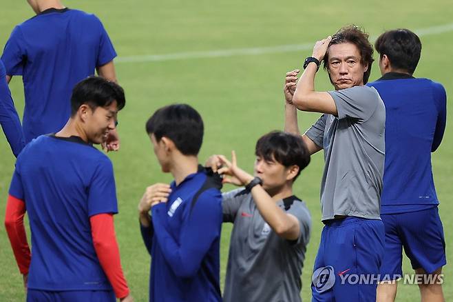 홍명보 축구 대표팀 감독과 손흥민 등 선수들이 3일 경기 고양시 고양종합운동장에서 2026 북중미 월드컵 아시아지역 3차 예선을 앞두고 훈련 준비를 하고 있다. 2024.9.3 연합뉴스