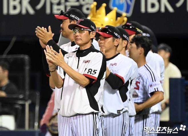 14일 오후 서울 송파구 잠실야구장에서 열린 '2024 신한 SOL Bank KBO리그' 롯데 자이언츠와 LG 트윈스의 경기, LG가 롯데에 5:3으로 승리하며 4연패에서 탈출했다. 이날 경기에서 승리한 LG 염경엽 감독이 선수들에게 박수를 보내고 있다. 엑스포츠뉴스 DB