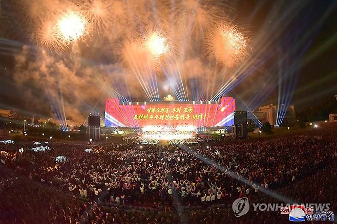 북한, 9ㆍ9절 경축대공연 9일밤에 개최 (평양 조선중앙통신=연합뉴스) 조선중앙통신은 9일 밤 만수대의사당앞에서 정권수립일(9ㆍ9절) 경축대공연을 개최했다고 10일 전했다. 통신은 공연에 당과 정부.군부의 간부들이 참석했으며 중국 대표단과 러시아가 파견한 '알렉산드로브 명칭 러시아 군대 아카데미 협주단'도 경축 대공연에 초대됐다고 전했다. 2023.9.10 
    [국내에서만 사용가능. 재배포 금지. For Use Only in the Republic of Korea. No Redistribution] nkphoto@yna.co.kr