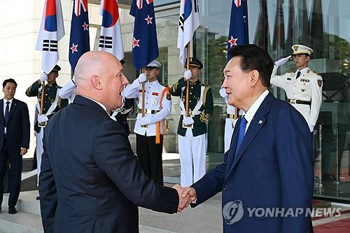 럭슨 뉴질랜드 총리 맞이하는 윤석열 대통령     (서울=연합뉴스) 홍해인 기자 = 윤석열 대통령이 4일 서울 용산 대통령실 청사에 도착한 크리스토퍼 럭슨 뉴질랜드 총리를 맞이하며 인사하고 있다. 2024.9.4 [대통령실 제공. 재판매 및 DB 금지]
    hihong@yna.co.kr
(끝)