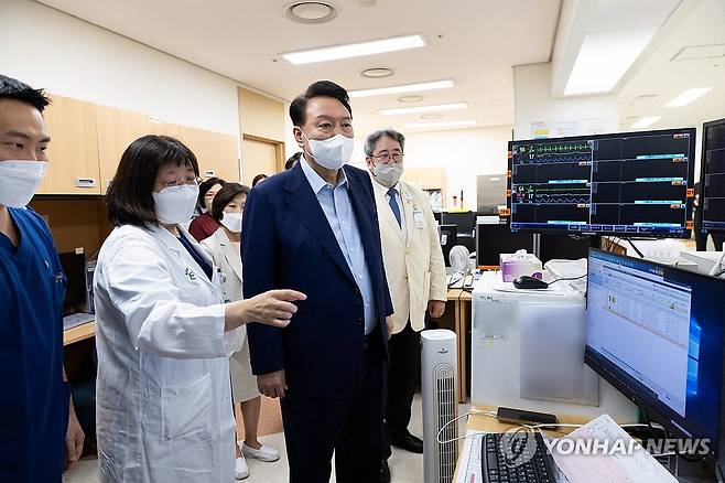 응급의료 현장 찾은 윤석열 대통령 (서울=연합뉴스) 진성철 기자 = 윤석열 대통령이 4일 경기도 한 권역응급의료센터를 찾아 응급 의료 현장에 대한 설명을 듣고 있다.  2024.9.4 [대통령실 제공. 재판매 및 DB 금지] zjin@yna.co.kr