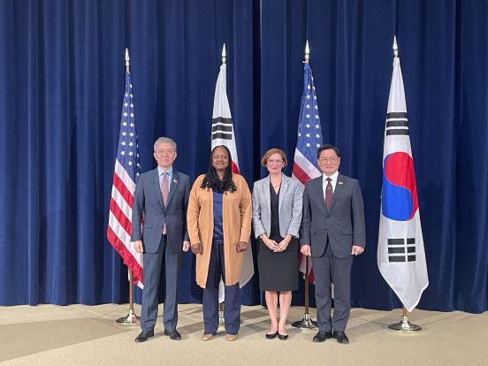 한국과 미국이 4일(현지시간) 최초로 북핵 위협 상황의 시나리오를 기반으로 효과적인 억제 및 대응 방안을 논의했다. 회의에 참석한 김홍균 외교부 1차관, 조창래 국방정책실장, 젠킨슨 국무부 차관, 카라 아베크롬비 국방부 정책부차관 대행이 기념촬영을 하고있다.(사진=외교부)