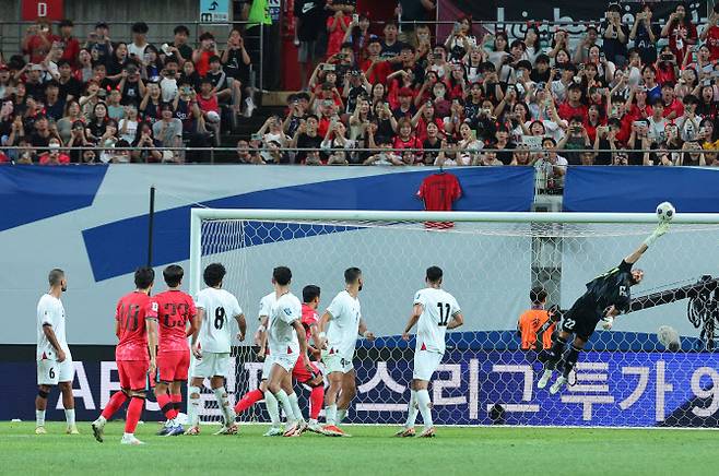 5일 오후 서울월드컵경기장에서 열린 2026 FIFA 북중미 월드컵 3차 예선 대한민국 대 팔레스타인의 경기. 팔레스타인의 골키퍼 라미 하마다가 이강인의 프리킥을 막고 있다. 사진=연합뉴스