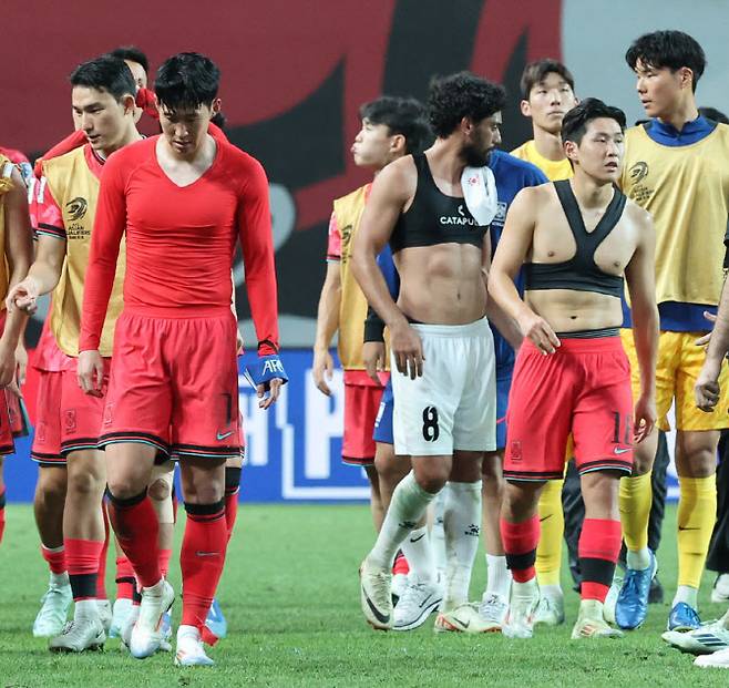 5일 서울월드컵경기장에서 열린 대한민국과 팔레스타인의 2026 월드컵 아시아 3차 예선. 0-0 무승부로 경기를 마친 손흥민과 이강인 등이 아쉬워하고 있다. 사진=연합뉴스