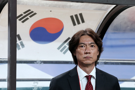 5일 오후 서울월드컵경기장에서 열린 2026 FIFA 북중미 월드컵 3차 예선 대한민국 대 팔레스타인의 경기. 홍명보 감독이 경기장에 들어서 있다. 〈사진=연합뉴스〉