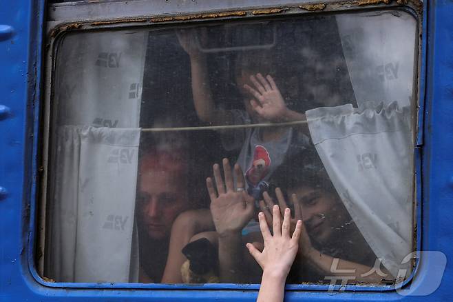 30일(현지시간) 우크라이나 동부 포크로우스크에서 주민들이 피란을 떠나며 가족에게 인사하고 있다. 러시아군은 현재 포크로우스크 10㎞ 이내까지 접근한 상황이다. 2024.08.30/ ⓒ 로이터=뉴스1 ⓒ News1 박재하 기자